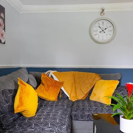 West Hill Chapel Alleton Ls7 - 3 Bed Sleeps 5 - Close To Center - Free Parking - Contractor Welcome شقة