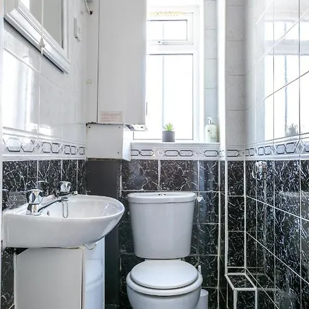 West Hill Chapel Alleton Ls7 - 3 Bed Sleeps 5 - Close To Center - Free Parking - Contractor Welcome *