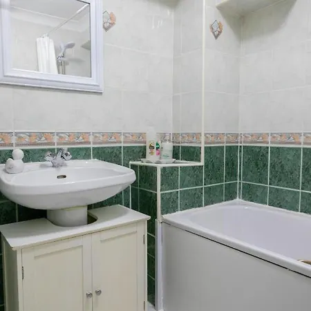 West Hill Chapel Alleton Ls7 - 3 Bed Sleeps 5 - Close To Center - Free Parking - Contractor Welcome شقة